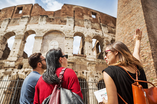 Est-il nécessaire d’avoir recours à un guide touristique lors d’un voyage?